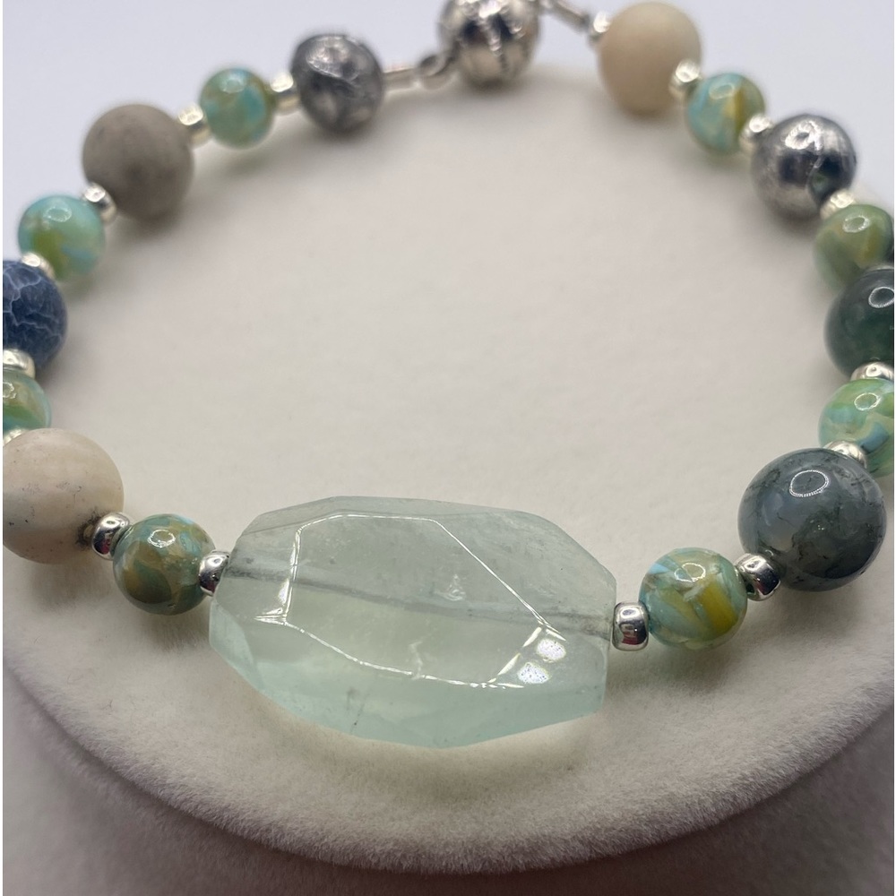 (SOLD) Glass bracelet with dyed agate - Picture 2 of 6